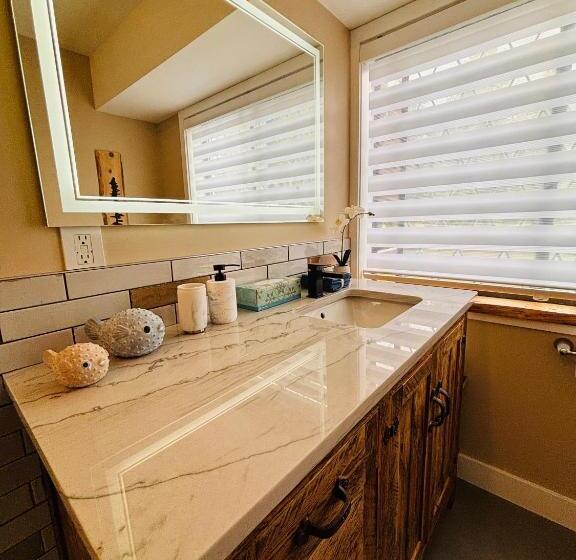 צימר Oceanside Manor   Fancy Room   Golf Course & Beach View