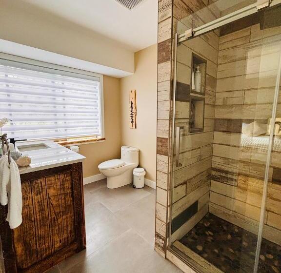 צימר Oceanside Manor   Fancy Room   Golf Course & Beach View