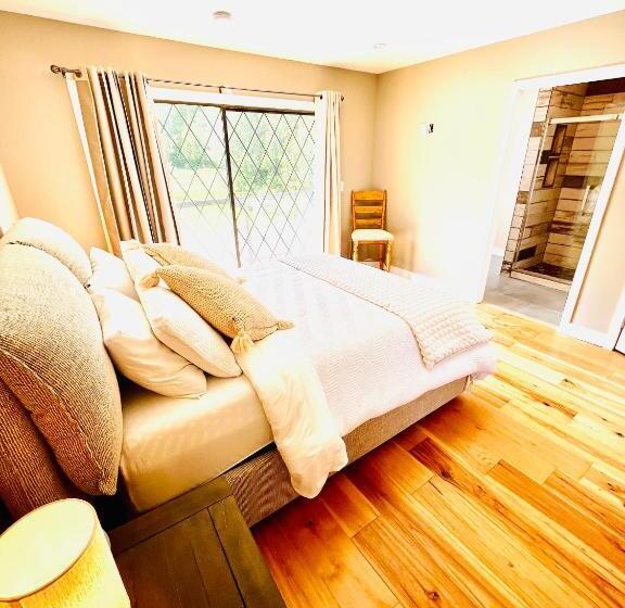 צימר Oceanside Manor   Fancy Room   Golf Course & Beach View