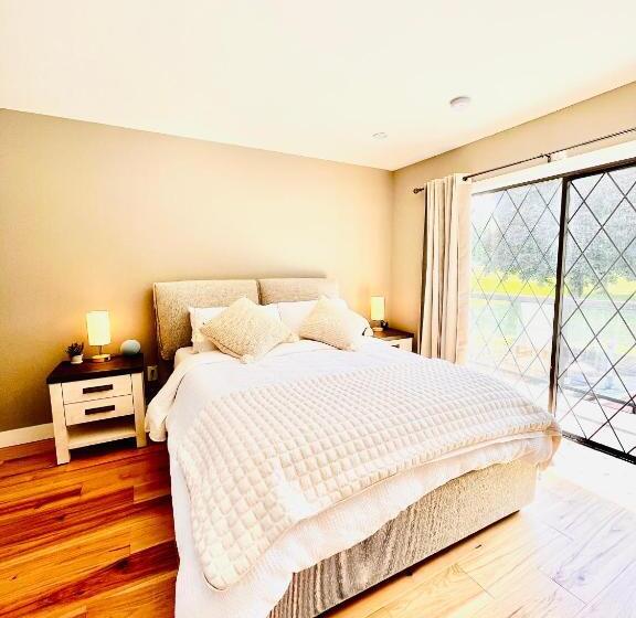 צימר Oceanside Manor   Fancy Room   Golf Course & Beach View