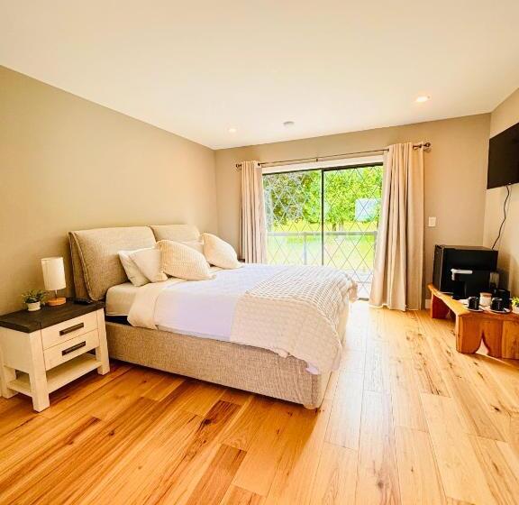 צימר Oceanside Manor   Fancy Room   Golf Course & Beach View