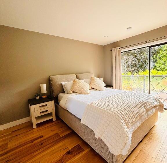 צימר Oceanside Manor   Fancy Room   Golf Course & Beach View