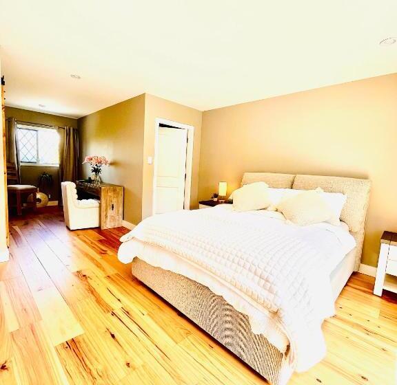 צימר Oceanside Manor   Fancy Room   Golf Course & Beach View