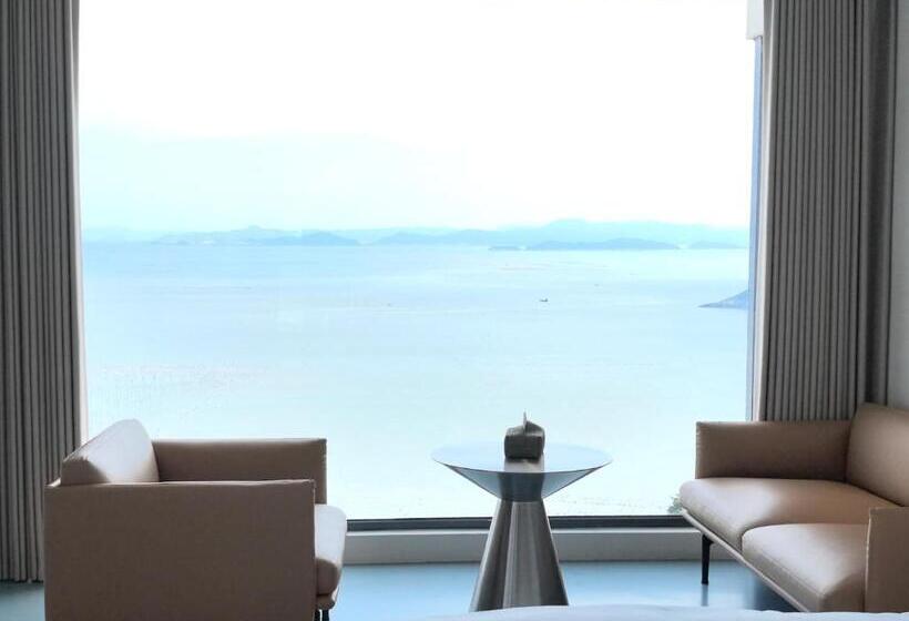 Hotell 画本里民宿