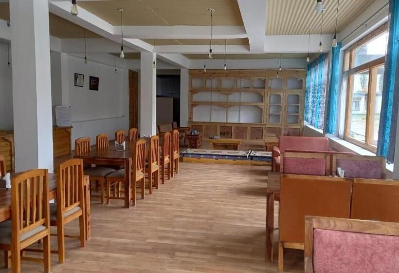 בית מלון כפרי Sky View Resort