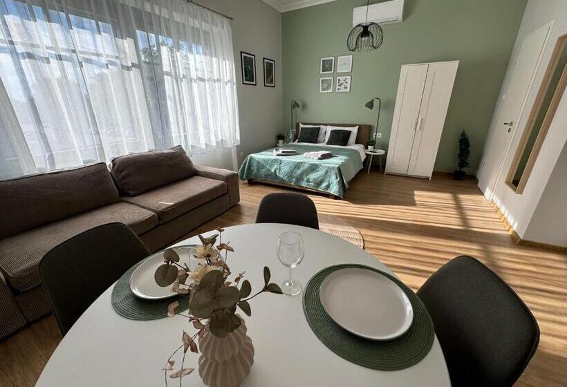 Kastélykert Vendégház Tata