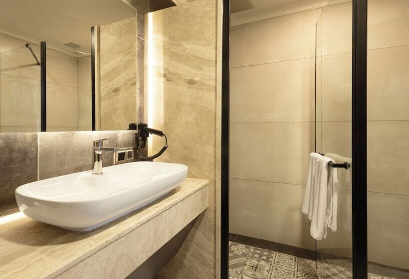 Lilium Hotel & Suites