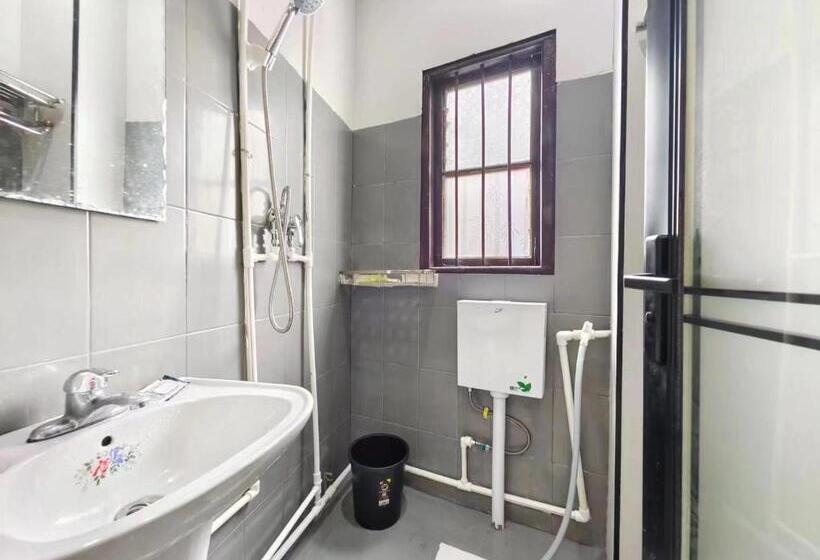 Pensjonat 聚贤居客栈 Fenghuang Juxianju Inn