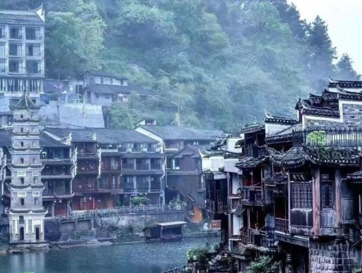 Pensjonat 聚贤居客栈 Fenghuang Juxianju Inn