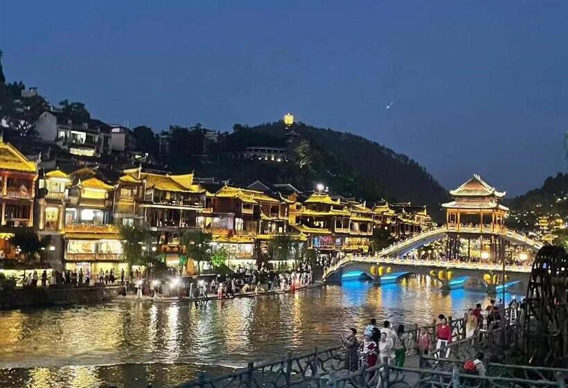 Pensjonat 聚贤居客栈 Fenghuang Juxianju Inn