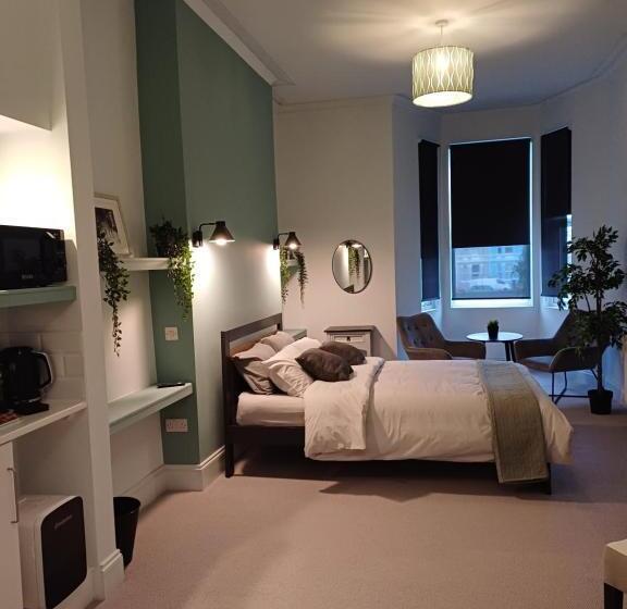 پانسیون Crescent House