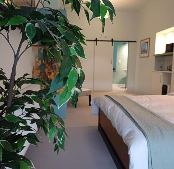 پانسیون Crescent House