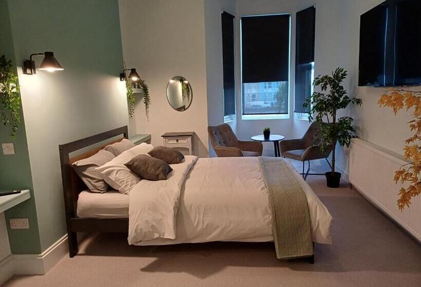 پانسیون Crescent House