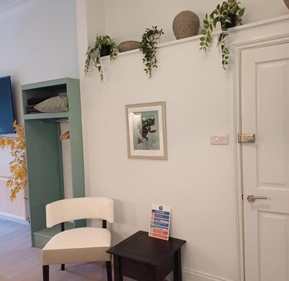 پانسیون Crescent House