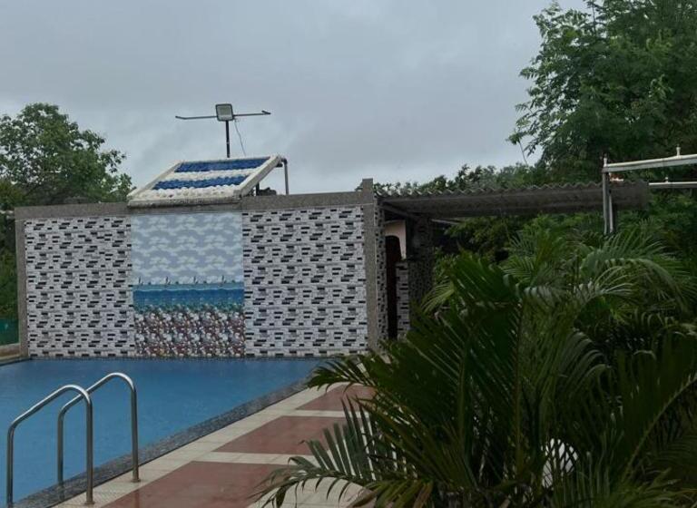 אתר נופש Komal Farm House Karjat