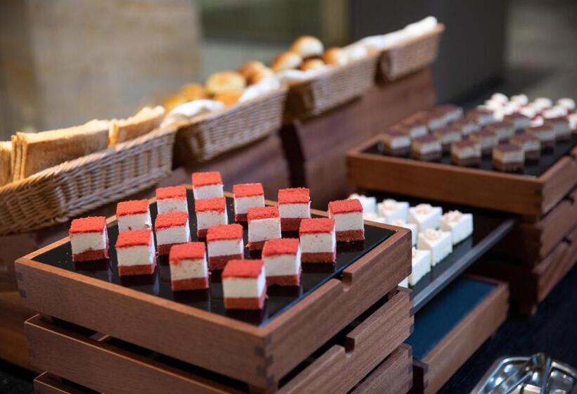 Отель Hampton By Hilton Shenzhen Longgang Yonghu