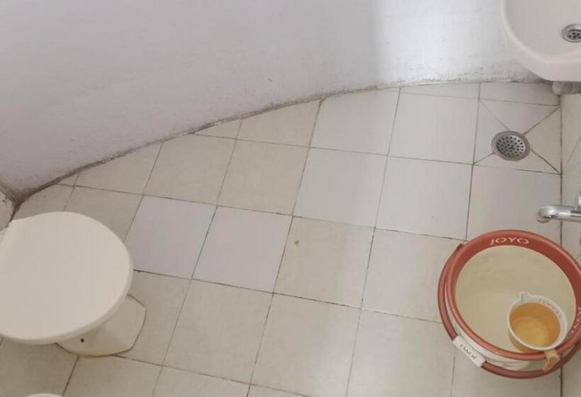 בית מלון כפרי Lake Front Resort