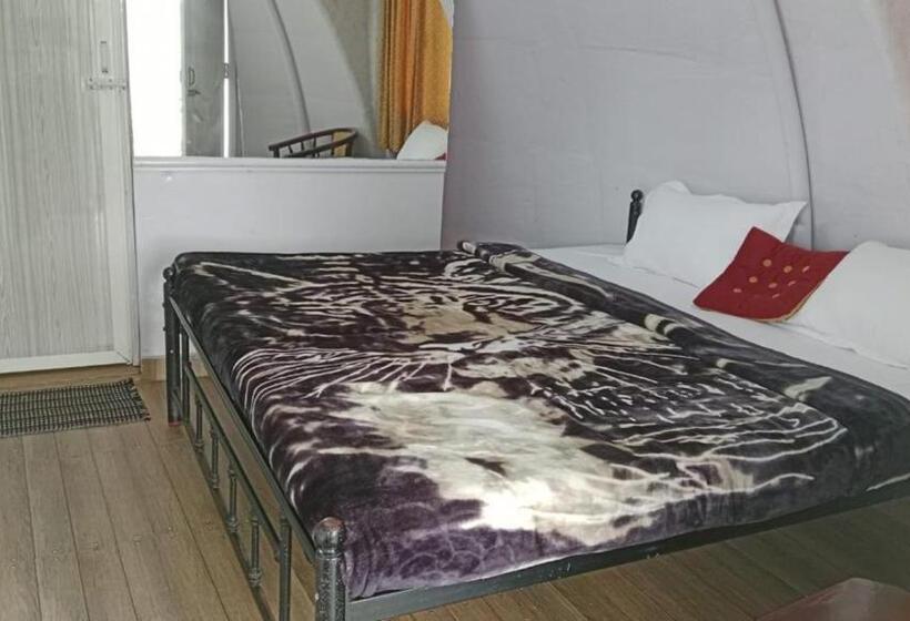 בית מלון כפרי Lake Front Resort