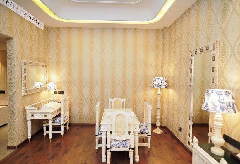 Отель French Riviera   A Boutique