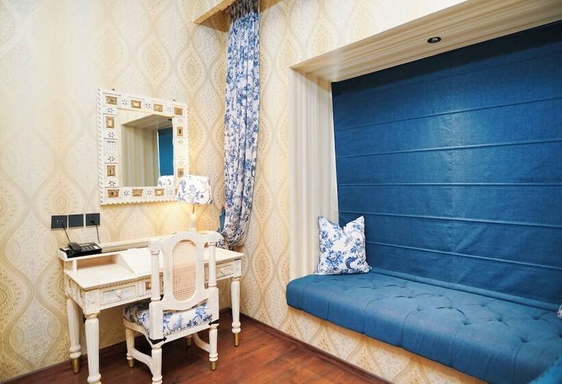 Отель French Riviera   A Boutique