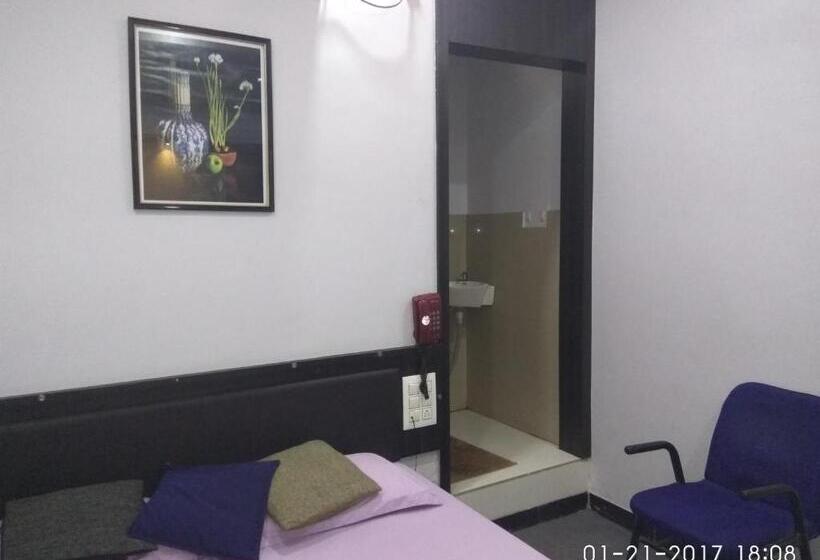 בית מלון כפרי J K And Restaurant