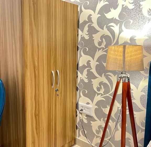 Отель Letstay Business Suite