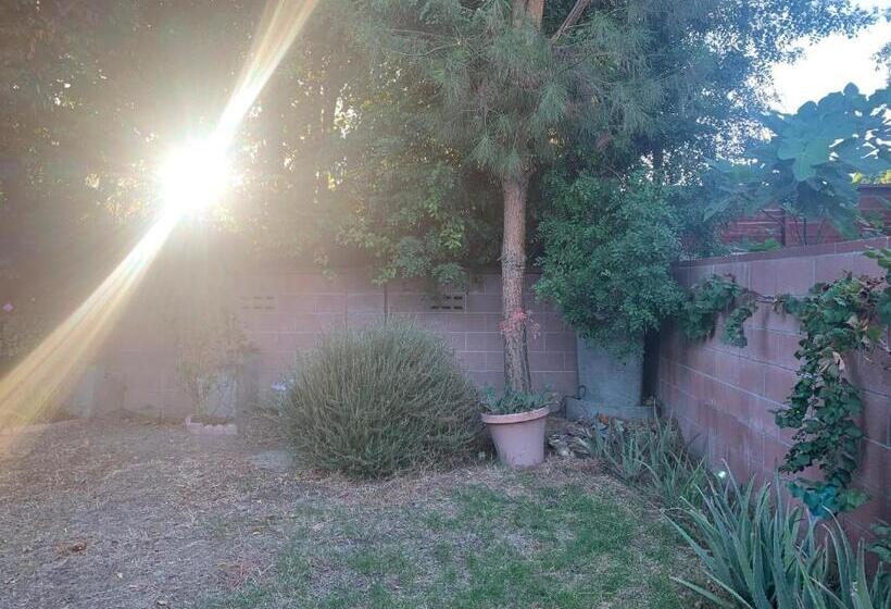 Pensão Art Studio At 8509 Fullbright Avenue, Winnetka, Ca, Usa 91306