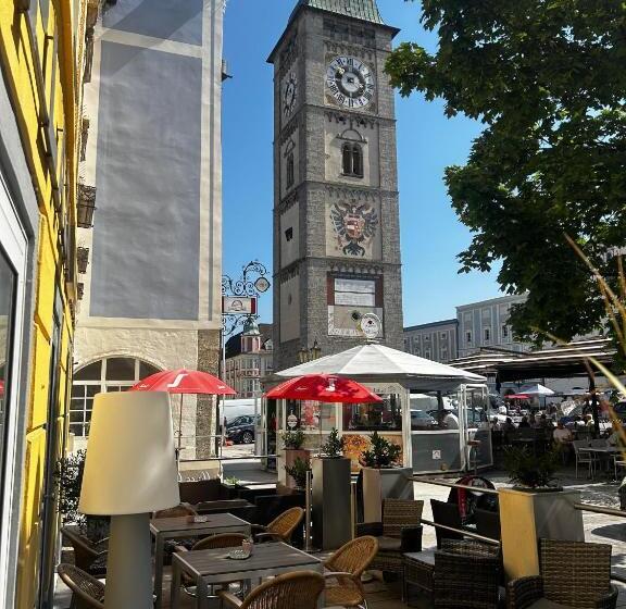 膳宿费 Plaza Cafe & Bar