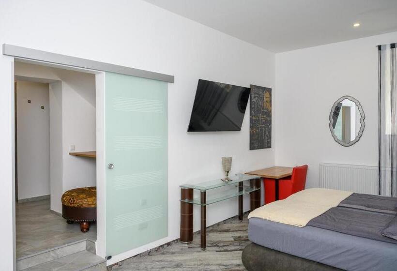 膳宿费 Plaza Cafe & Bar