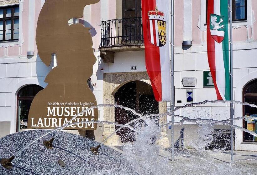 膳宿费 Plaza Cafe & Bar