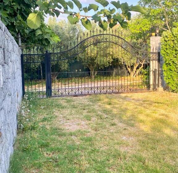 פנסיון Sunyear Guest Houses 1