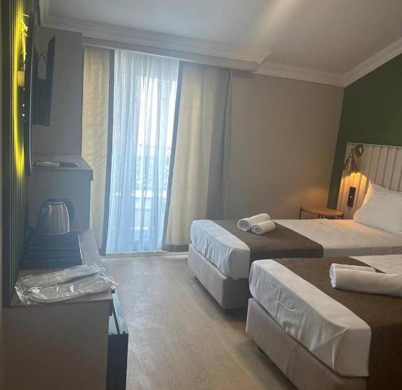 Red Castle Hotel & Pub