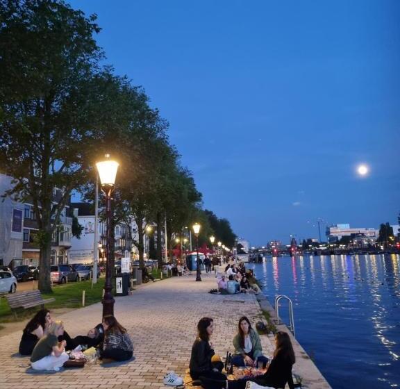 تختخواب و صبحانه Garage Bnb