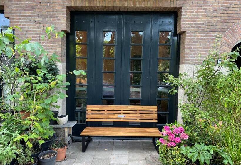 تختخواب و صبحانه Garage Bnb