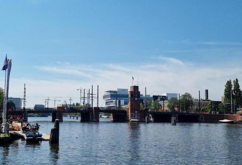 تختخواب و صبحانه Garage Bnb