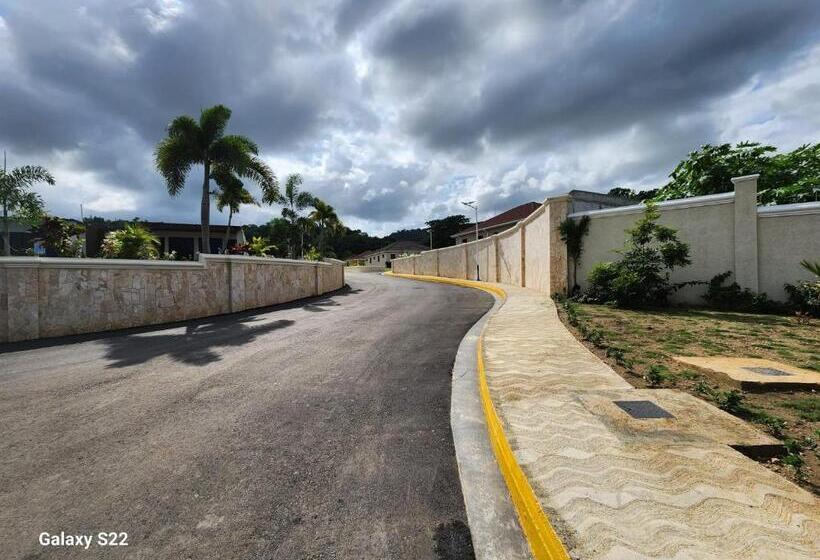 تختخواب و صبحانه Honey S Hidden Villa