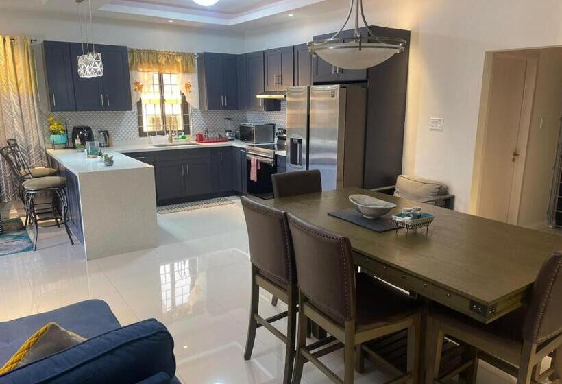 تختخواب و صبحانه Honey S Hidden Villa