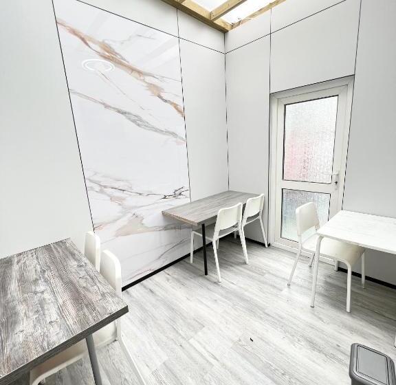 민박 The Welsh Space   Newly Renovated!