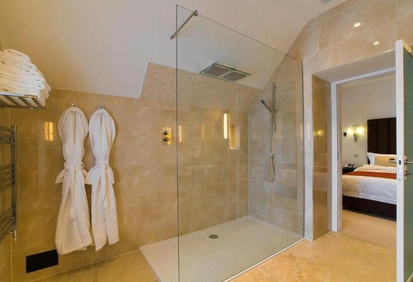 Отель Cae Court