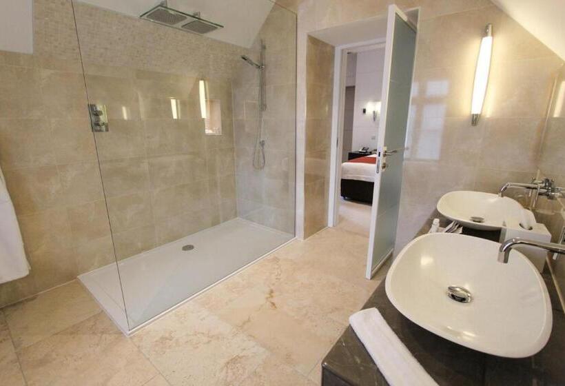 Отель Cae Court