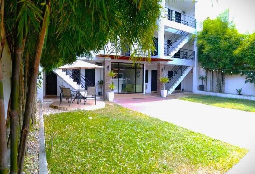 هتل Kathys Home Garden Suites