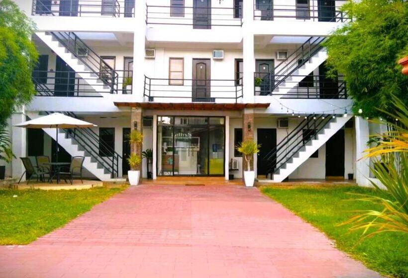 هتل Kathys Home Garden Suites