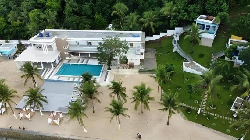 בית מלון כפרי Namanday Island Resort