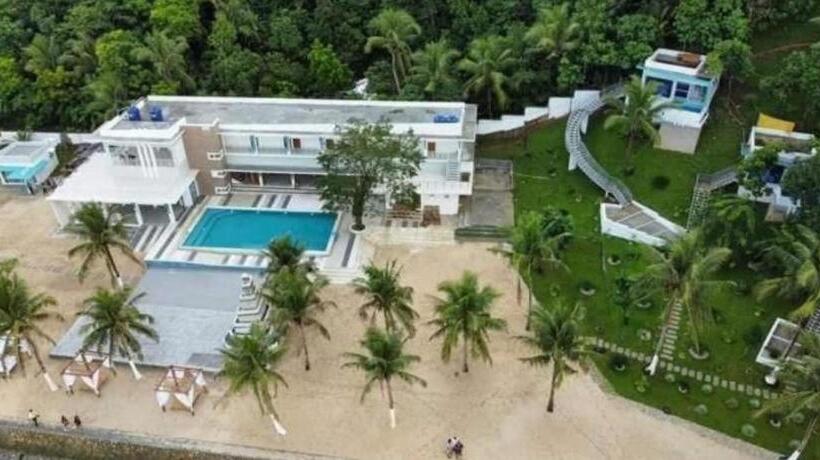 בית מלון כפרי Namanday Island Resort