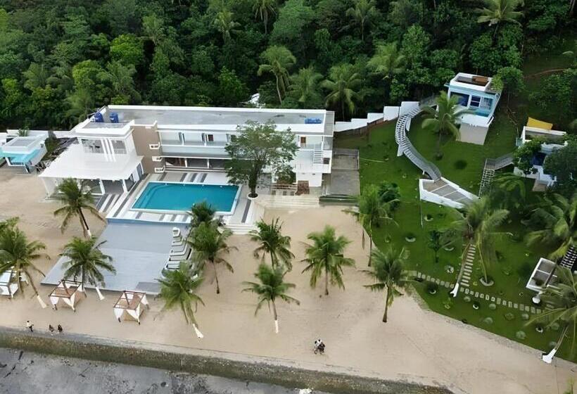 בית מלון כפרי Namanday Island Resort