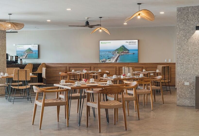 ホテル Wyndham Garden Mazatlan Marina