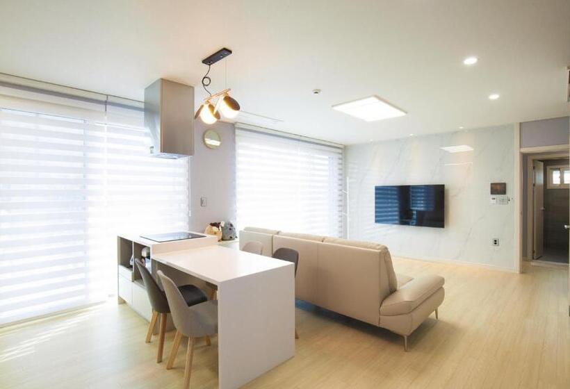 Jaeju Eaviang Village Dockchae Pension