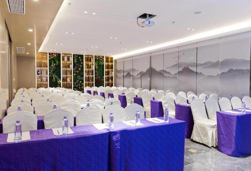 Lavande Hotel Shenzhen Dongmen Shuibeicuizhu Metro Station