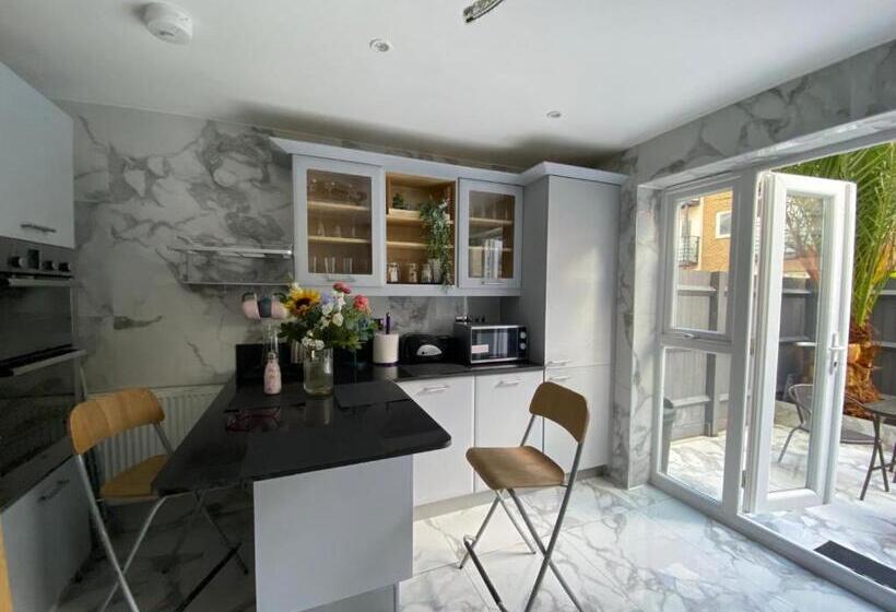 پانسیون Tina Guest House