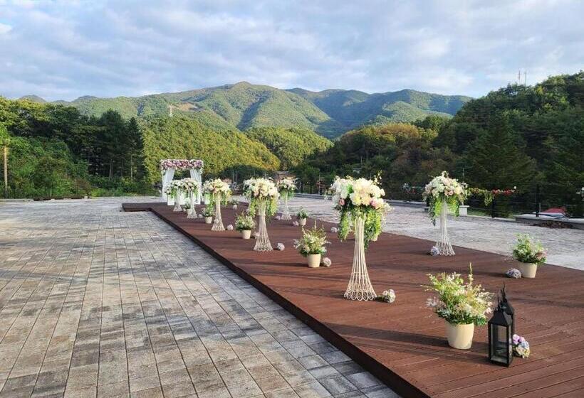 Yeongwol Taehwasan Village Experience Pension